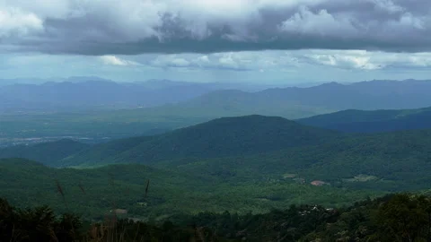 Aerial view of thick low clouds and mist rolling through a mountain valley. Vídeos de archivo 337386490