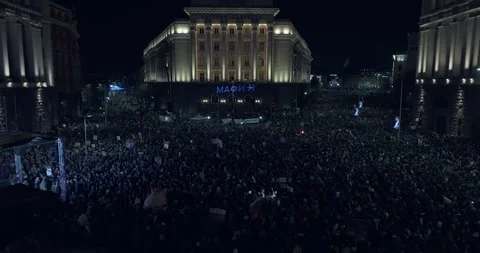Aerial view of thousands of anti-corruption protesters outside parliament Vídeo Stock 324558277
