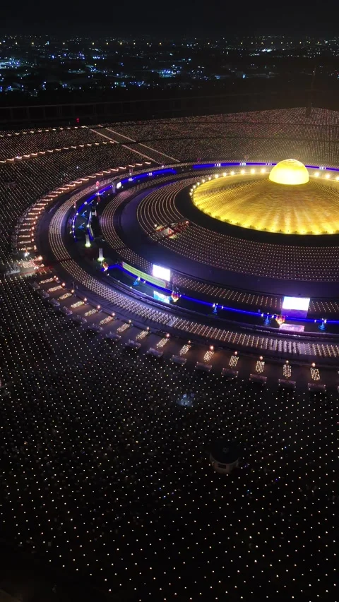 Aerial View of Thousands of Buddhists Celebrating Magha Puja Day in Bangkok, Видео 335941691