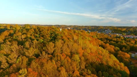 Aerial view of Three Crosses monument overlooking Old Town, Vilnius, Lithuania Vídeos de archivo 277615343