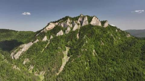 Aerial view of Three Crowns (Trzy Korony) summit, Pieniny Mountains, Poland Video stock 314044009