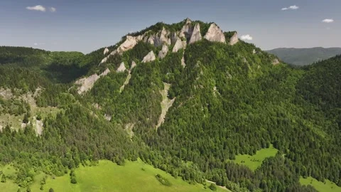 Aerial view of Three Crowns (Trzy Korony) summit, Pieniny Mountains, Poland Video stock 314044015