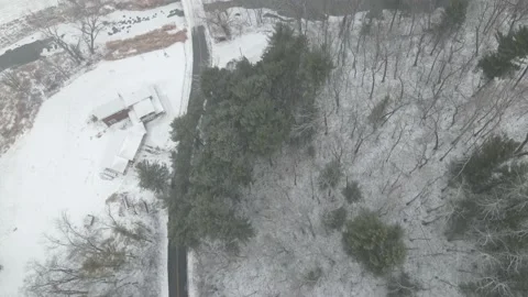 Aerial view through forest in Wisconsin. Farm house and barn near the creek. Stock Footage 166258587