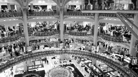 Aerial view tilt down and up inside  Galeries Lafayette in Paris Video stock 101635583