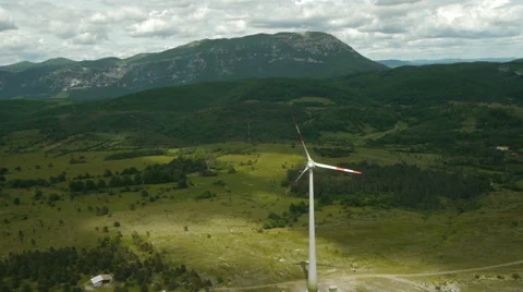 Aerial view Tilt-down Over Wind turbine Vidéo 44971431