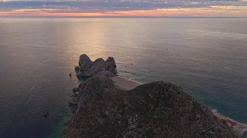 Aerial view tilt down toward Lovers' Beach in Cabo San Lucas at sunset, with 库存影片 334833194