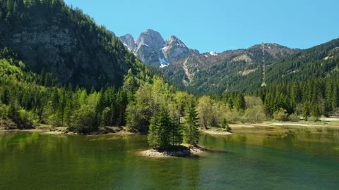 Aerial view of a tiny green island on Gosau mountain lake in Alps, Austria Stock-Footage 337834465