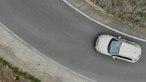 Aerial view. Top down view of the car, turning on the mountain serpentine Vidéo 111308753