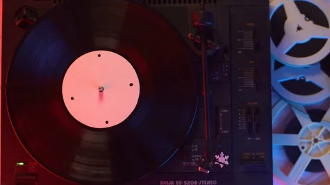 Aerial view top down onto a vinyl record on vintage hi-fi stereo disc turntable Video stock 85349809