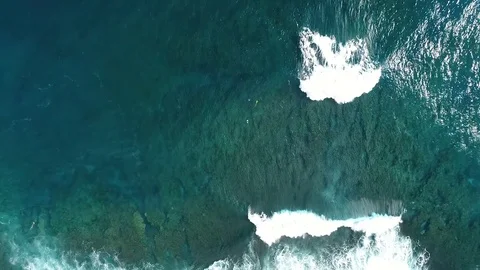 Aerial view from top of waves breaking in ocean 動画素材 83867597