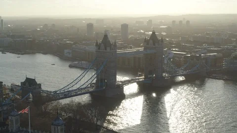 Aerial view of Tower Bridge and River Thames with Canary Wharf in the background 库存影片 122446568