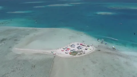 Aerial view tracking right Of Group Kitesurfing  in a paradisiac beach Vídeo Stock 142644949