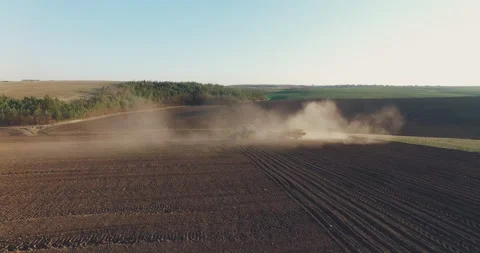 Aerial view of tractor in the dust working in the field  Vídeo Stock 132131460