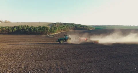 Aerial view of tractor in the dust working in the field . Vidéo 132131461