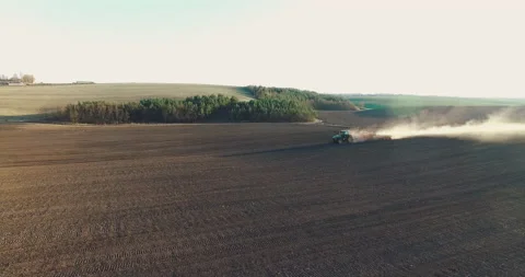Aerial view of tractor in the dust working in the field . Vidéo 132131802