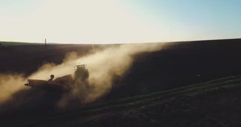 Aerial view of tractor in the dust working in the field . Vidéo 132132367