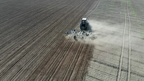 Aerial view of tractor with mounted seeder on plowed agricultural field. Vídeos de archivo 130653716