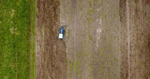 Aerial view of the tractor plowing a field Drone footage 库存影片 91703371