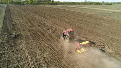 Aerial view of tractor working in the field with a modern sowing seeds machine 库存影片 129055153