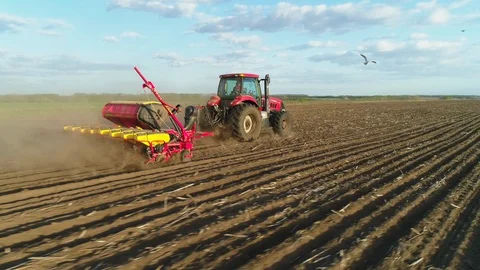 Aerial view of tractor working in the field with a modern sowing seeds machine Vídeos de archivo 129757372