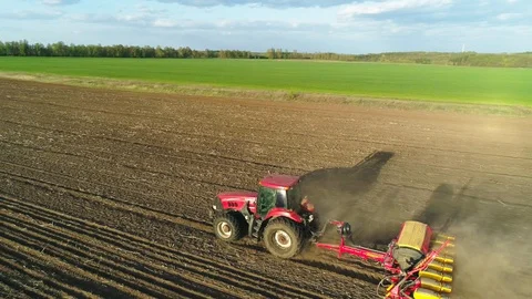 Aerial view of tractor working in the field with a modern sowing seeds machine Vidéo 129757613