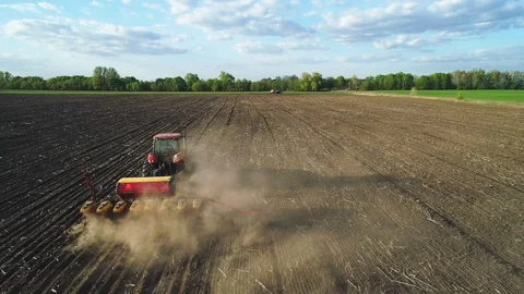 Aerial view of tractor working in the field with a modern sowing seeds machine Vídeos de archivo 129758140