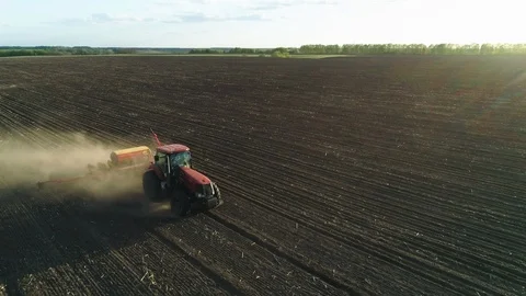Aerial view of tractor working in the field with a modern sowing seeds machine Vidéo 129759402