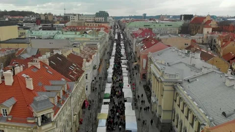 Aerial view of traditional Easter Kaziuko muge market, Vilnius, Lithuania Vidéo 170892004