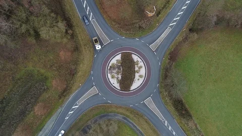 Aerial view of a traffic circle Видео 100000906