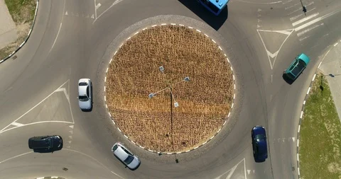 Aerial View of the traffic circle planted with purple tulips. 4k Stockbeeldmateriaal 120996932