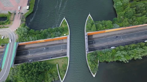 Aerial view of traffic driving through the Aqueduct Veluwemeer, a navigable Video stock 338015046
