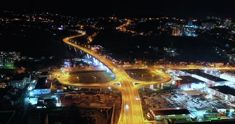Aerial view of traffic on freeway interchange in downtown Sochi, Russia. Vidéo 103932926