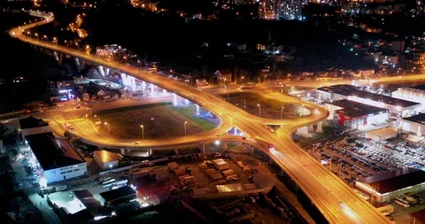 Aerial view of traffic on freeway interchange in downtown Sochi, Russia. Vidéo 103934035