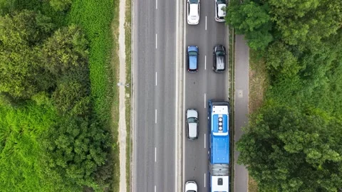 Aerial view of a traffic jam on a busy road, showcasing multiple vehicles Vidéo 338384591