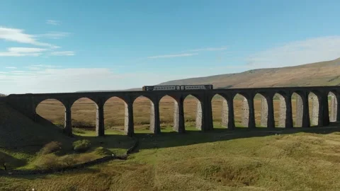 Aerial view of the train going accross Ribblehead viaduct, North Yorkshire, UK 스톡 동영상 197390443