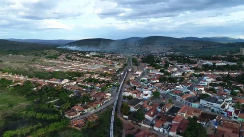 Aerial view of a train going through a rural town, Brazil. 库存影片 73220910