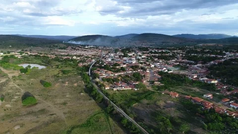 Aerial view of a train going through a rural town from afar, Brazil. 库存影片 73220950