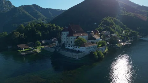 Aerial view of Traunkirchen peninsula and Johannesberg church on Traunsee lake Vídeo Stock 332058030