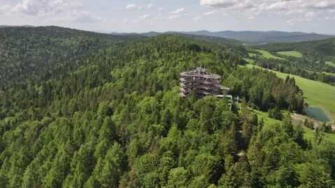 Aerial view of the tree top observation tower in resort town Krynica-Zdroj, Video stock 314044028