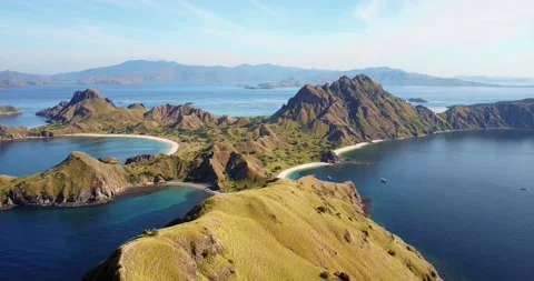 Aerial view of the tri-colored beaches of Padar Island in Komodo, Indonesia 動画素材 133174396