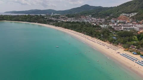 Aerial view of tropical beach with clear water and sunbathers enjoying sun Vídeo Stock 342332340