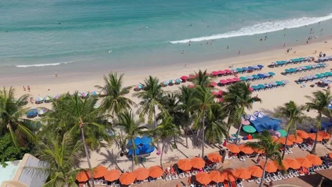 Aerial view of tropical beach with clear water, sand, and distant island 库存影片 342333089