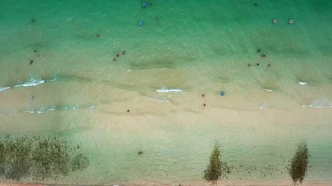 Aerial view, tropical beach, top view of the waves on the beautiful sand beach 库存影片 112063692