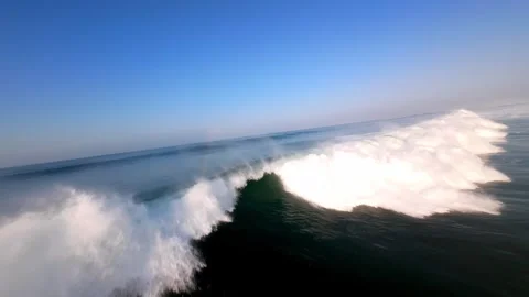 Aerial view of turbulent ocean waves breaking in bright sunlight Vídeo Stock 346168630