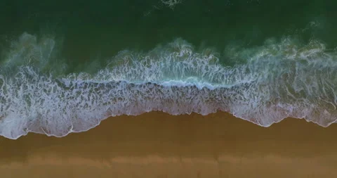 Aerial view on turquiose sea waves breaking on sandy coastline. Top down view on Vidéo 254071053