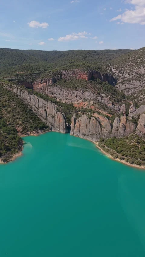 Aerial view of a turquoise inlet between rock formations Stockbeeldmateriaal 343325928