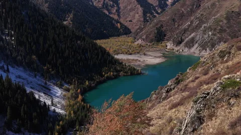 Aerial view of turquoise mountain Issyk's lake in autumn, Kazakhstan Stockbeeldmateriaal 344557738