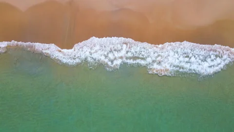 Aerial view of turquoise ocean wave reaching the coastline 스톡 동영상 170830285