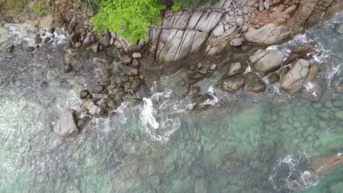 Aerial view of turquoise ocean wave reaching the coastline. 스톡 동영상 170832064