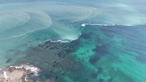 Aerial view of turquoise ocean waves over coral reef 스톡 동영상 323123731